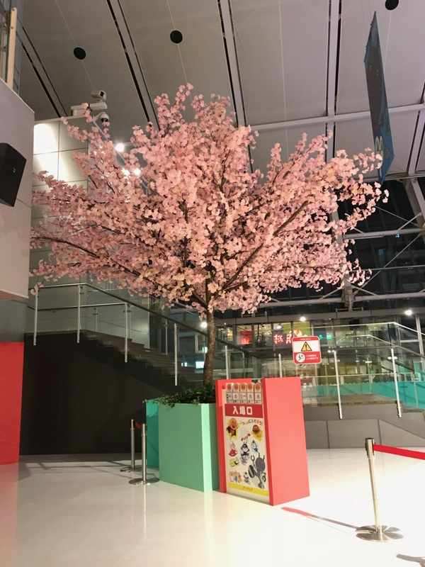 アンパンマンミュージアムに造花の桜の木を設置 施設や店舗の空間ディスプレイ イルミネーション 看板工事 造形物製作会社 Fdd